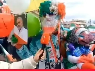 فیلم/حضور خلاقانه جناب خان در جریان برگزاری راهپیمایی باشکوه 22 بهمن/ قیمت گوشت و مرغ مهم نیست!