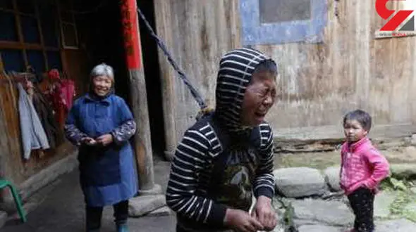 پسر 11 ساله که با قلاده زندگی سگی می کند + عکس