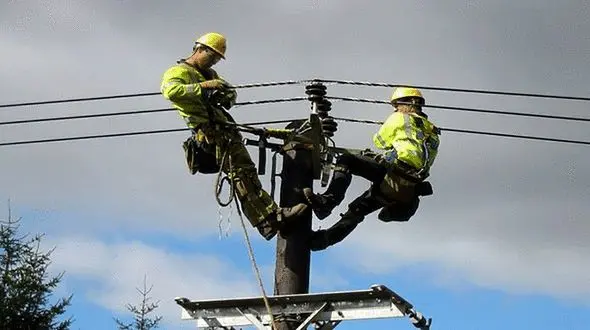 مرگ تلخ کارمند اداره برق زیر تیر چراغ برق