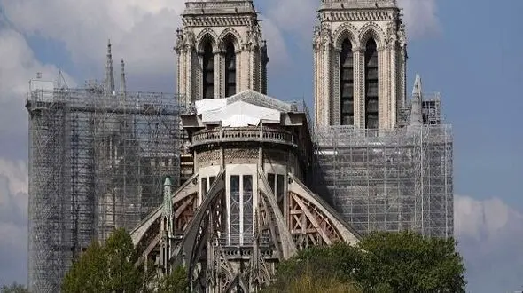 تلاش یک خلبان برای کوبیدن هواپیما به کلیسای نوتردام