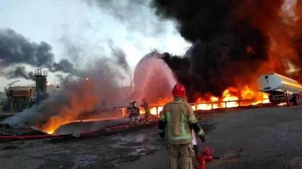 اولین تصاویر از داخل پالایشگاه تهران بعد از آتش سوزی / آتش نشانان میان آتش و دود  