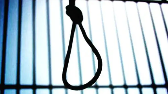 فرزانه پس از بلایی که در اتاق پرو سرش آمد، خود را حلق آویز کرد