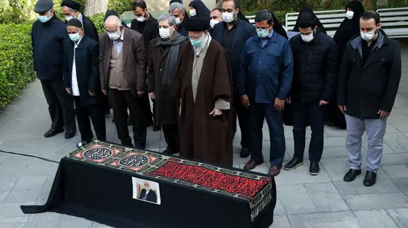 اقامه نماز رهبر انقلاب بر پیکر یار دیرین و صدیق انقلاب دکتر عباس شیبانی + تصاویر و فیلم