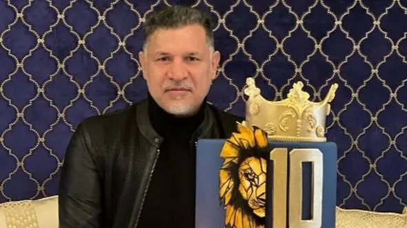 نگاهی به جشن تولد صمیمی علی دایی و کیک تولد دوطبقه لاکچری‌اش با حضور بهنام بانی/ دیزاین میز با گل های سفید خیلی ساده ولی شیک شده+عکس