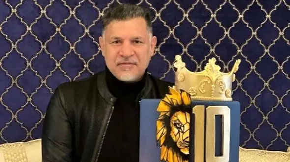 نگاهی به جشن تولد صمیمی علی دایی و کیک تولد دوطبقه لاکچری‌اش با حضور بهنام بانی/ دیزاین میز با گل های سفید خیلی ساده ولی شیک شده+عکس