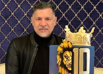 نگاهی به جشن تولد صمیمی علی دایی و کیک تولد دوطبقه لاکچری‌اش با حضور بهنام بانی/ دیزاین میز با گل های سفید خیلی ساده ولی شیک شده+عکس