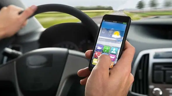 خطرات استفاده از موبایل در ترافیک