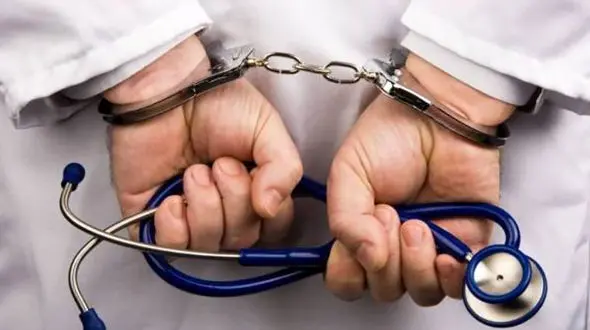 خانم منشی جوان آبروی پزشک مشهدی را برد / او بیماران را سرکیسه کرده بود