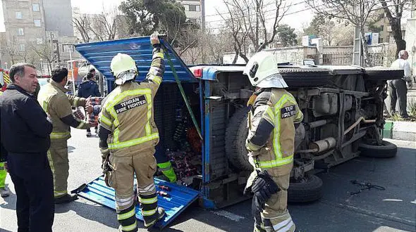 واژگونی وانت نیسان حامل بار نوشابه در خیابان رجایی  + عکس