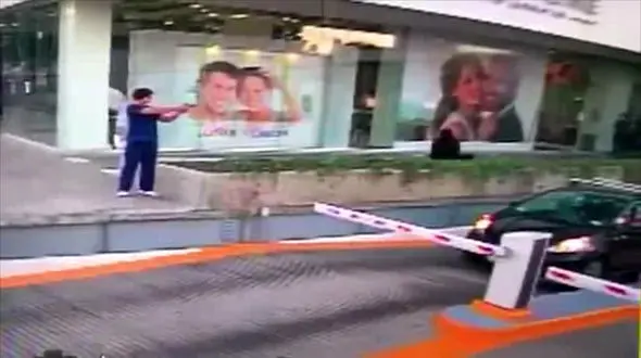 فیلم لحظه شلیک یک جوان به کنسول سفارت آمریکا +عکس