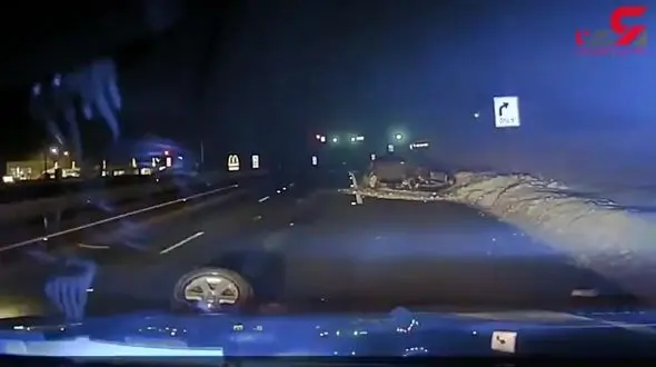 ثبت لحظه تصادف یک خودرو با دیواره کنار جاده توسط دوربین خودروی پلیس+ فیلم