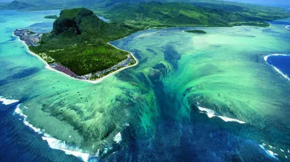 از معبد آناهیتا در شهر باستانی بیشاپور تا آبشار برعکس 