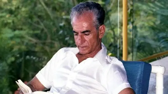 عکس  سفر به ایام قدیم /  چهره تکیده محمدرضا پهلوی پس از تبعید به جزیره باهاماس ! / سال ۱۳۵۸ 