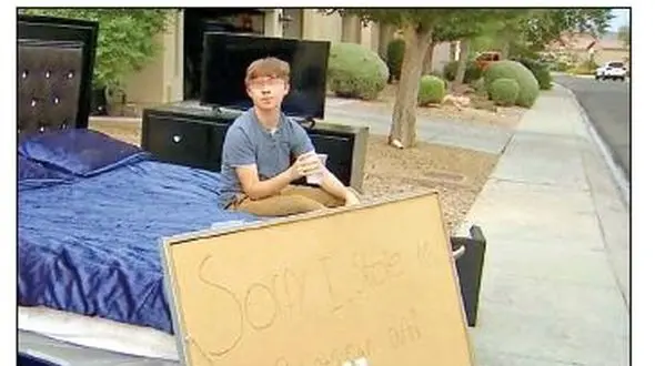 بیرون انداختن پسر 14ساله به خاطر ماشین