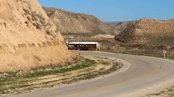 واژگونی تریلی حامل سوخت در مراوه تپه + عکس محل حادثه