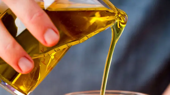 آشپزخانه تان را با این روغن گیاهی تمیز کنید/برق انداختن صندلی های چرمی با روغن زیتون