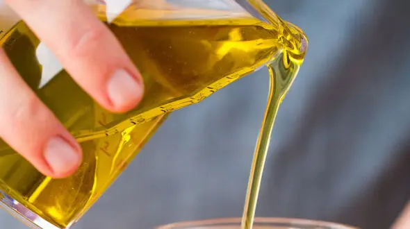آشپزخانه تان را با این روغن گیاهی تمیز کنید/برق انداختن صندلی های چرمی با روغن زیتون