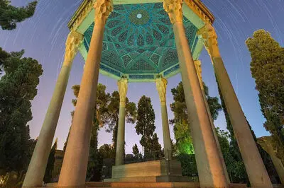 فال حافظ برای دل شکسته های متولد هر ماه؛ بیتی برای وقتی که از قوی بودن خسته ای