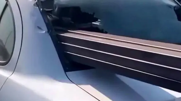 ببینید | فرو رفتن ترسناک پروفیل آهن داخل صندلی خودرو در فاصله چندسانتی‌متری سر راننده!