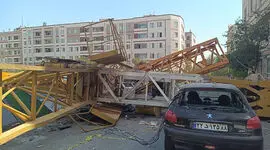 جزئیات سقوط جرثقیل روی ساختمان مسکونی در خیابان پیامبر شرقی / 3 مصدوم و خسارت به 5 واحد و 9 خودرو