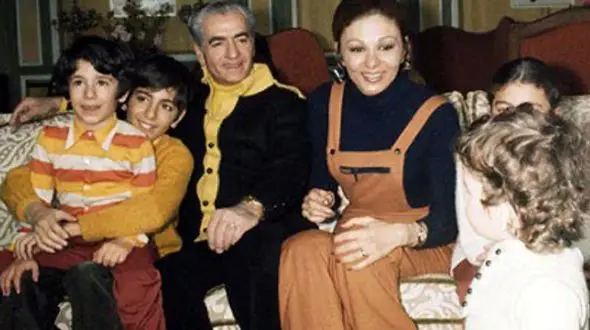 سفر در زمان/ خاندان محمدرضا پهلوی در تعطیلات سوار بر یک موتور / سال 1338