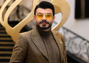 فیلم / شوخی نا متعارف آقای مجری با خانم مجری روی آنتن زنده / پیمان طالبی کیف زنانه را بازرسی کرد