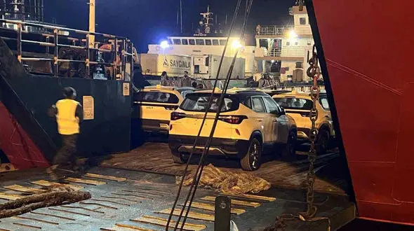 اولین محموله خودروهای وارداتی از بندر لنگه به گمرک شهریار روانه شد + فیلم و تصاویر