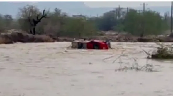 فیلم بلعیده شدن یک خودرو با راننده اش در سیل پارسیان هرمزگان 