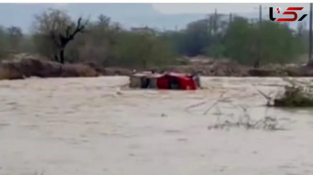 فیلم بلعیده شدن یک خودرو با راننده اش در سیل پارسیان هرمزگان 