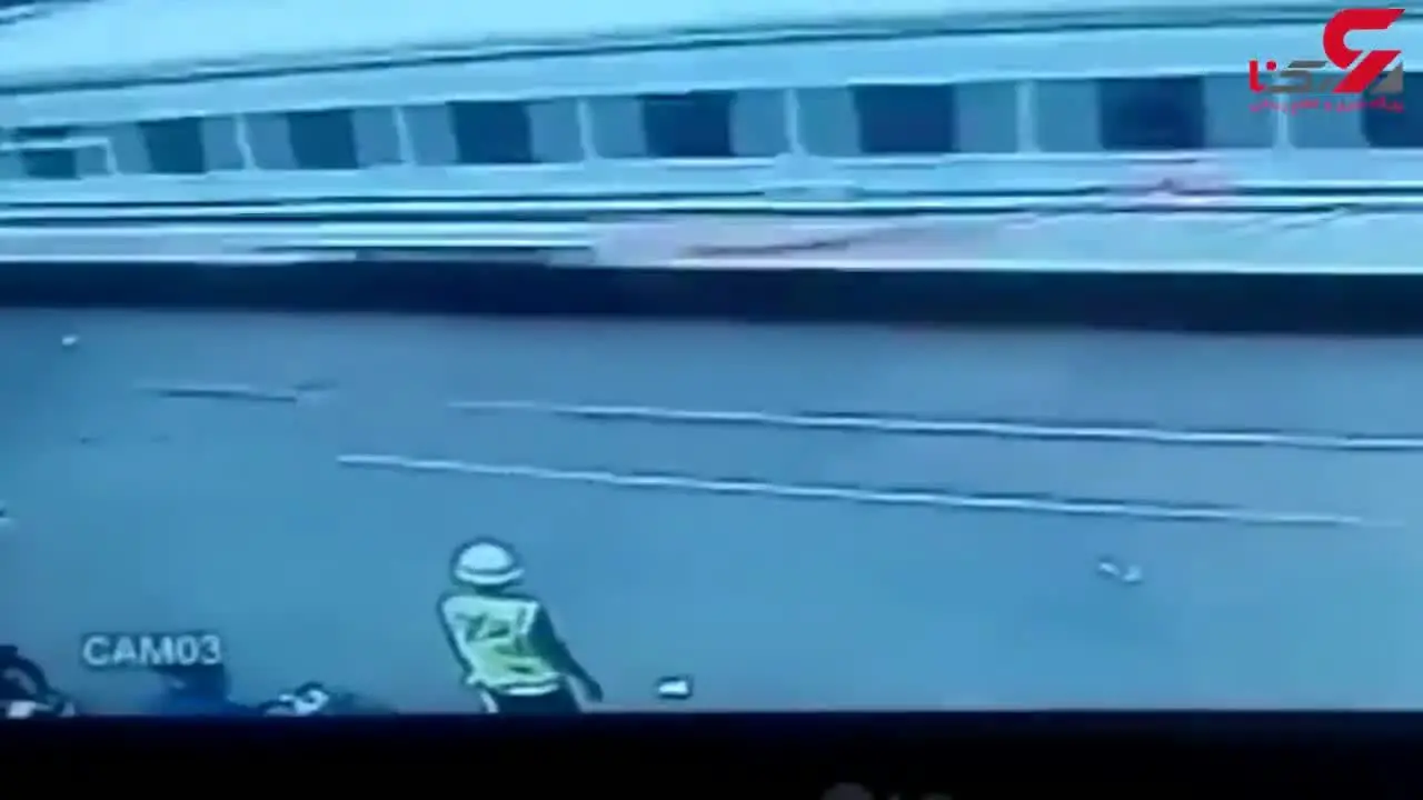 فیلم وحشتناک از لحظه عبور قطار از روی راکب موتور سیکلت