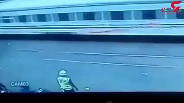 فیلم وحشتناک از لحظه عبور قطار از روی راکب موتور سیکلت