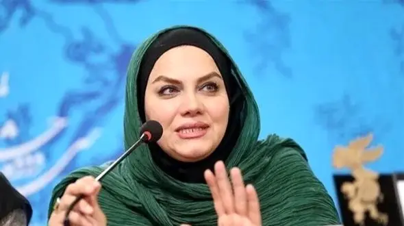 عکس هنری نرگس آبیار در قاب شیشه‌ایِ سووشون