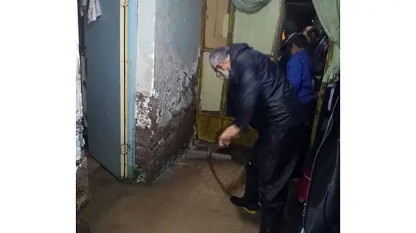 اقدام انسانی امام جمعه آبادان در خانه ای آب گرفته در سیل + عکس ها