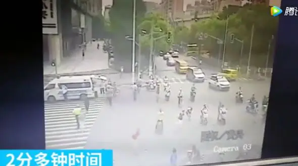  پول های مرد بدشانس در باد شدید گم شدند+ عکس