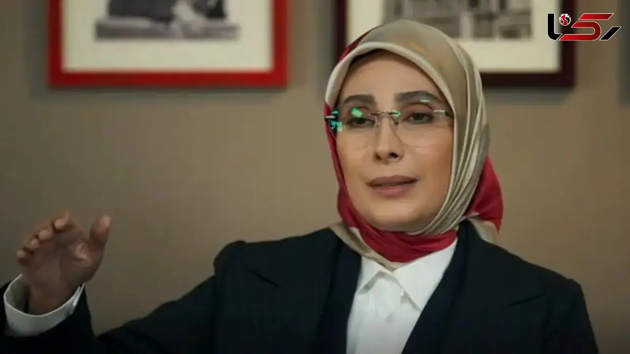 فیلم / یادی کنیم از  میز عزای پدر و مادر سحر زکریا بازیگر سریال شش ماهه در مراسم ختمشان / شباهت خانم بازیگر به قاب عکس مادرش / روحشان شاد