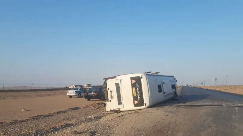 واژگونی اتوبوس در جاده سمنان به سرخه  