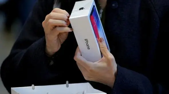 وزیر ارتباطات: گوشی آیفون در بازار ۲ میلیون تومان گران‌تر فروخته می شود