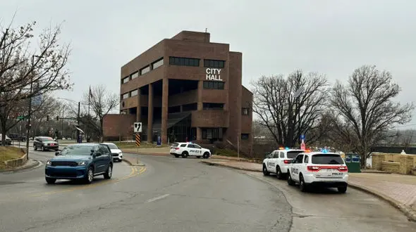 نفوذ به ساختمان شهرداری در لارنسِ کانزاس با شلیک مرگبار یک کارمند پایان یافت