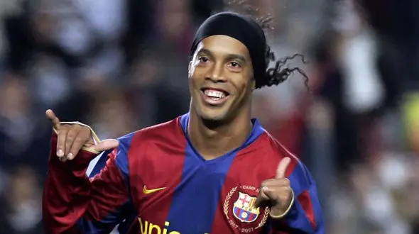 ببینید و لذت ببرید / جادوگری رونالدینیو در مخمل های سبز 