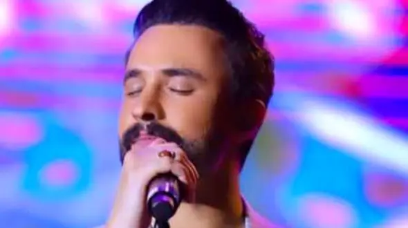 دانلود آواز باشکوه  مصطفی راغب / آهنگ  بگذار سر به سینه‌ی من .. + متن