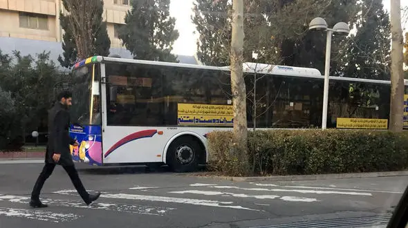 منت بیهوده زاکانی بر سر مردم تهران/ خدمات رسانی اتوبوس های شهر با برچسب «خریداری‌شده با عوارض شهروندان» به جای مردم به برنامه های خاص شهرداری + فیلم