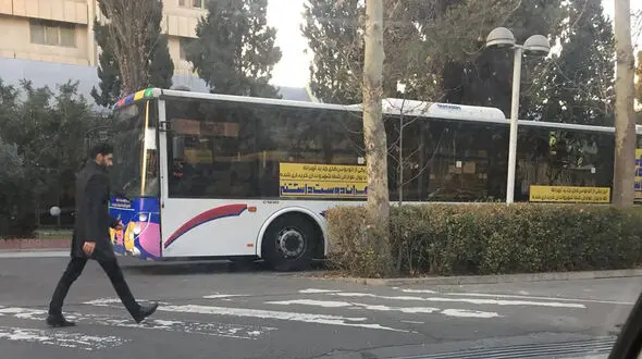 منت بیهوده زاکانی بر سر مردم تهران/ خدمات رسانی اتوبوس های شهر با برچسب «خریداری‌شده با عوارض شهروندان» به جای مردم به برنامه های خاص شهرداری + فیلم
