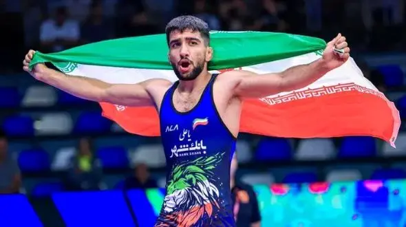 عکس/ پشمک‌فروشی نایب قهرمان 18 ساله ایرانی کشتی جهان در پارک!