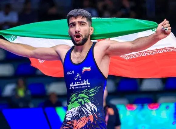عکس/ پشمک‌فروشی نایب قهرمان 18 ساله ایرانی کشتی جهان در پارک!