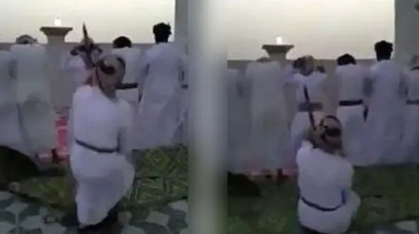 اقدام وحشت آور مرد عمانی با نمازگزاران + فیلم و عکس