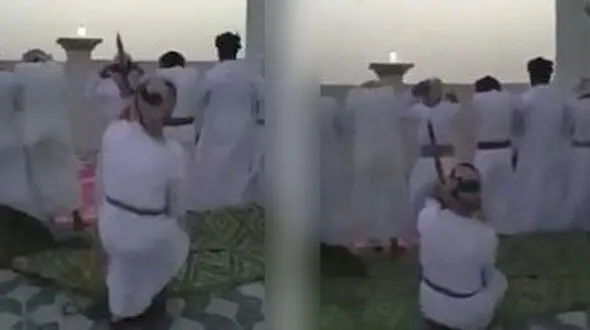 اقدام وحشت آور مرد عمانی با نمازگزاران + فیلم و عکس