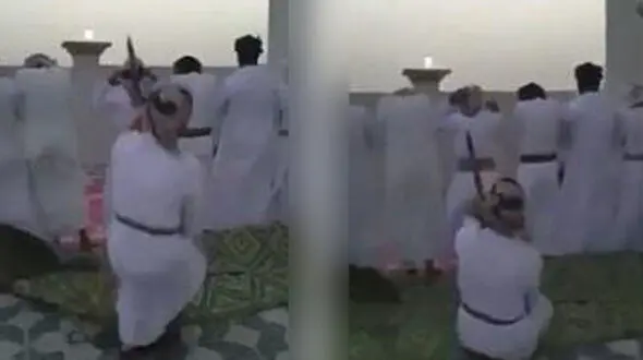 اقدام وحشت آور مرد عمانی با نمازگزاران + فیلم و عکس