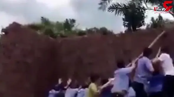 سقوط دیوار یک خانه روی سر کسانی که قصد تخریب آن را داشتند+ فیلم