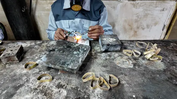 از سرقت تا خط تولید طلا / روایت زندانیانی که در کارگاه‌های اصفهان دوباره زندگی را ساختند