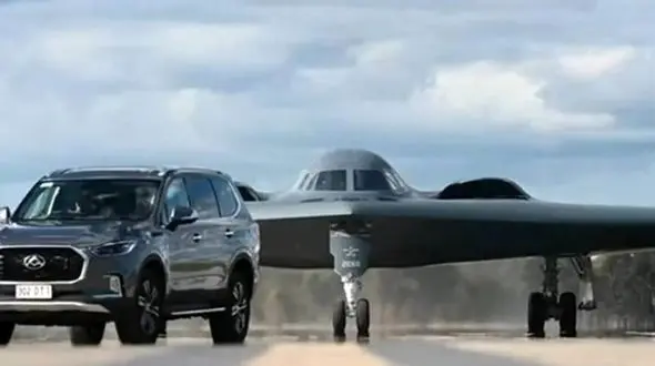 شاسی بلند چینی در کنار بمب‌افکن B2 آمریکایی در یک قاب عجیب + تصاویر